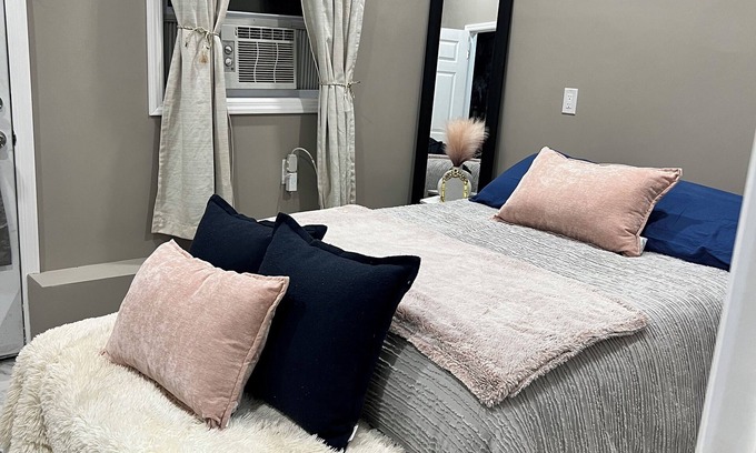 Brentwood House | Cozy Studio near major highways. 45mins from NYC & 60 mins from Hamptons.