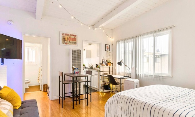 Palms Apartment | Cozy Studio near WeWork, Sony, DT Culver City & Marina Del Ray w/Parking