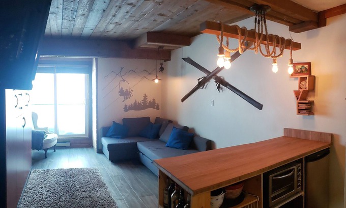 Big White Ski Resort Apartment | Cozy Studio Retreat, true ski in ski out