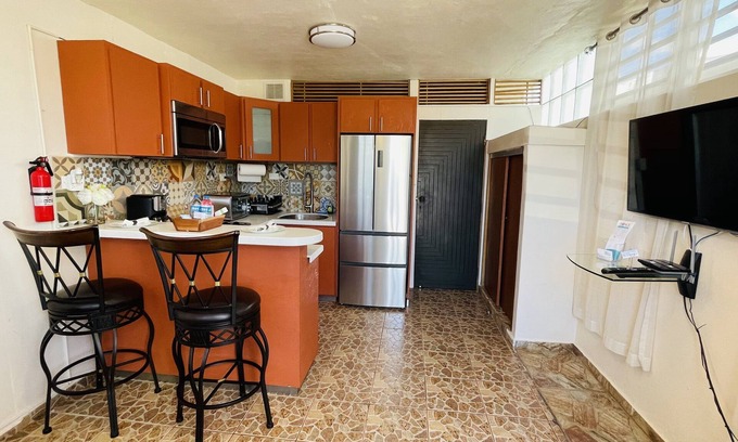 Bucana Apartment | Cozy Studio Retreat with Private Parking and Laundry. Pet Friendly