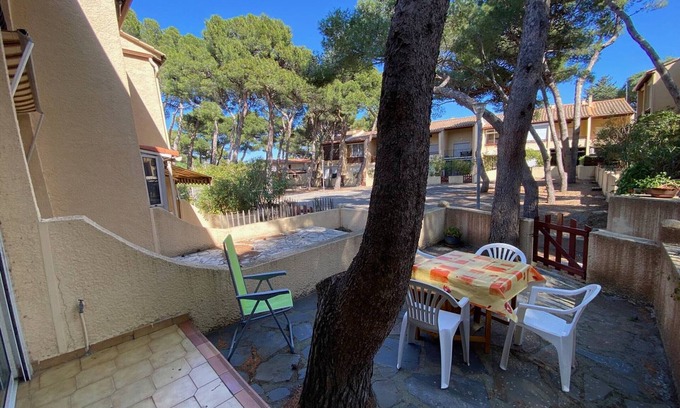 La Franqui-Plage Apartment | Cozy Studio with Cabine, 4 Guests, Near Beach and Shops, Terrace, Parking, Fully Equipped