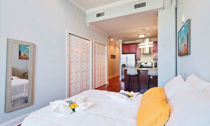 Olde Kensington Apartment | Cozy Studio with Rooftop Pool near Benson Park