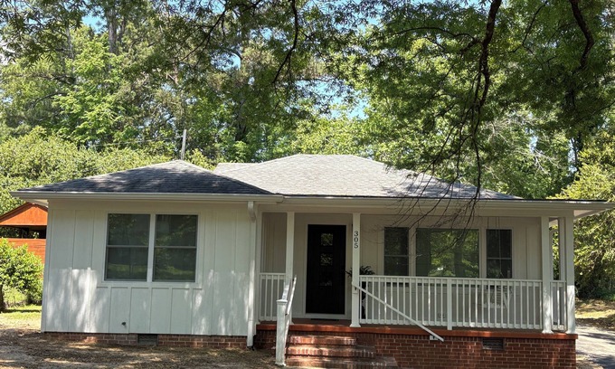 Fort Payne House | Cozy & Stylish 3 Bedroom Black and White Cottage. Perfect for Families & Groups!