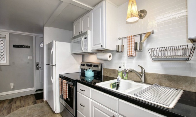 Arden-Arcade Apartment | Cozy & Stylish Guest Suite- Centrally Located!