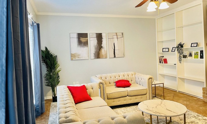 Barker House | Cozy & Stylish Home Houston