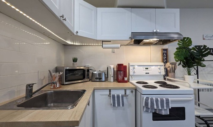 Cote-Des-Neiges—Notre-Dame-De-Grace Apartment | Cozy & Stylish Studio in Côte-des-Neiges