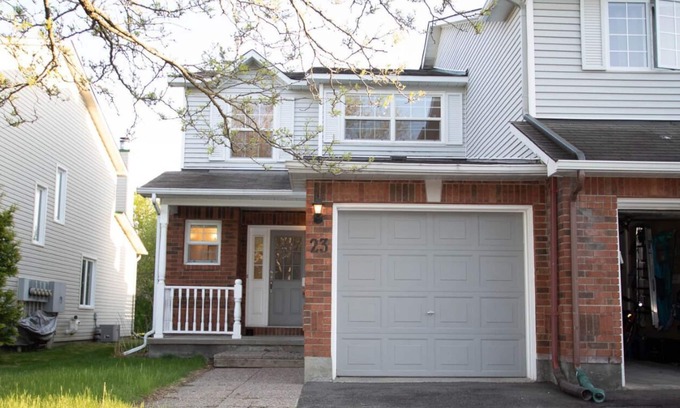 Kanata Lakes - Marchwood Lakeside - Morgan's Grant - Kanata House | Cozy SubUrban Retreat Ideal for Family & Young Professionals in Kanata Lakes