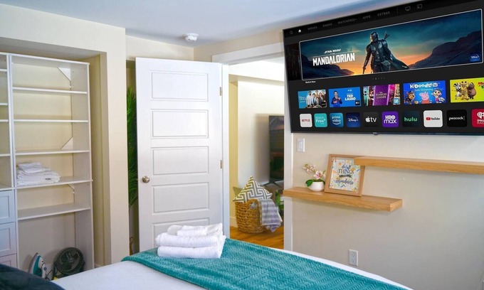 Williams Lake House | Cozy Suite | 5 Min to DT | Self Check-In | 75" TV