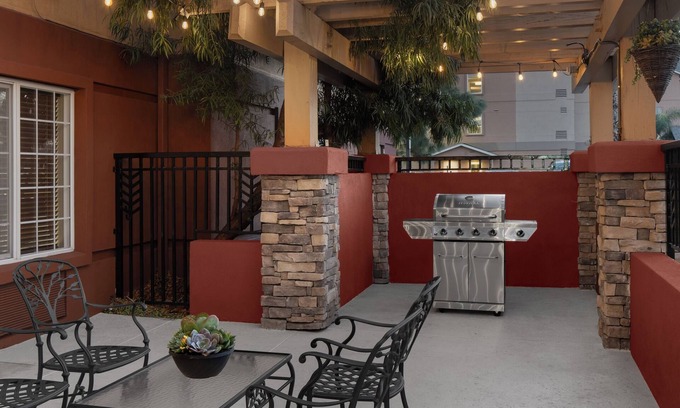 East Roseville Parkway Hotel | Cozy Suite Ideal for Long Stays, Business Trips, & Family Getaways!