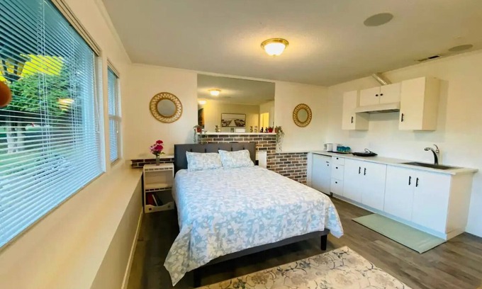 Surrey Apartment | Cozy suite in Surrey Bolivar Heightsnn