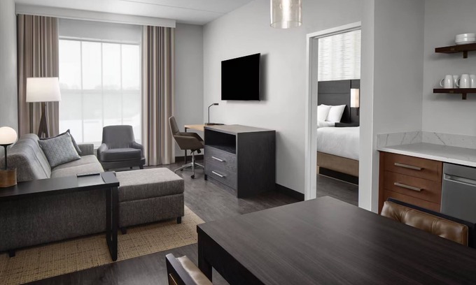 Isle of Palms Hotel | Cozy Suite w/Kitchen, Heated Pool, & Free Shuttle to Mayo Clinic – Free Parking