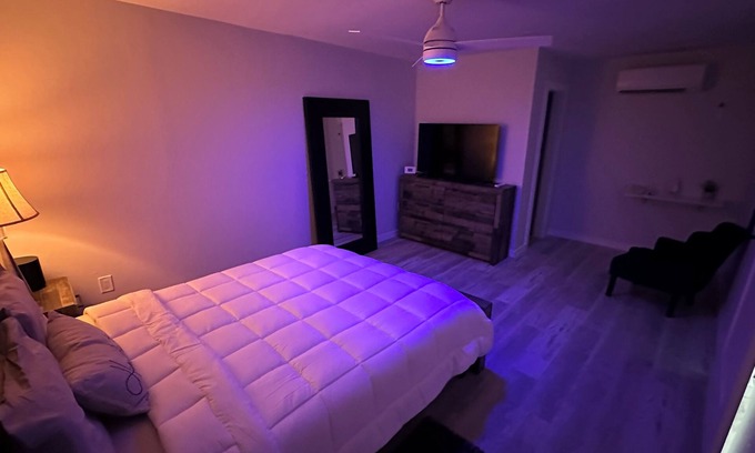 Barker Apartment | Cozy suite with private entrance!Brand New! Ac,WiFi, soundbar,55' Tv and more!