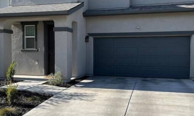 Visalia House | Cozy Suites in a New House!