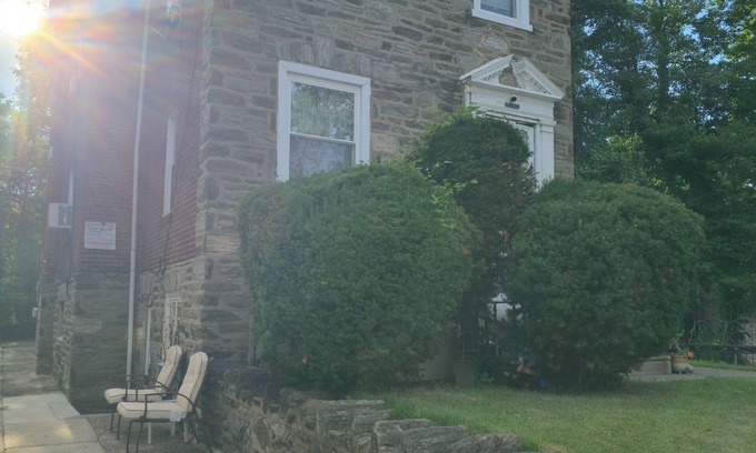 Olney-Oak Lane Apartment | Cozy Sunny Studio near Einstein Hospital with Quick Access to Transit