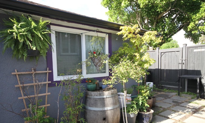 Grandview-Woodland House | Cozy Sunrise Suite in hip East Van neighbourhood