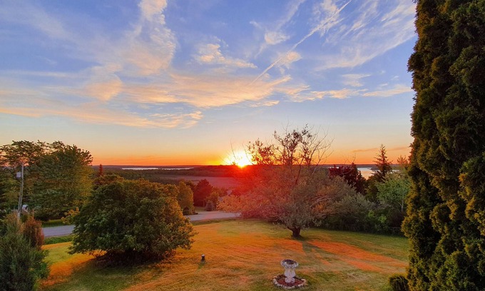 Roseneath Cottage | Cozy Sunset Cottage Overlooking Rice Lake