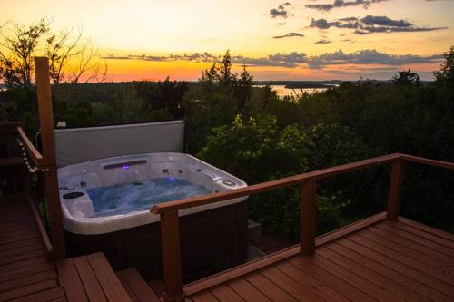 Roseneath House | Cozy Sunset Cottage Overlooking Rice Lake