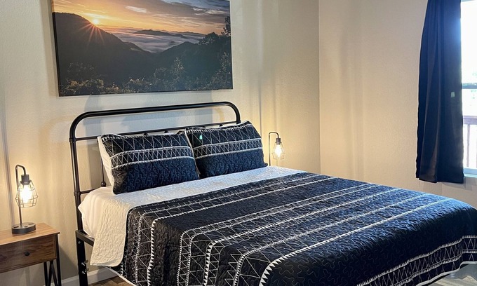 Franklin House | Cozy Sunset Retreat with a Beautiful Mountain View!