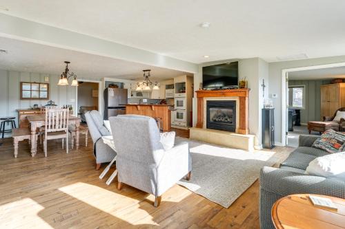 Cape Fair House | Cozy Table Rock Lake Boathouse with Pool Access