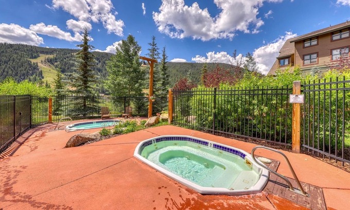 Mountain House Condo | Cozy Tenderfoot Lodge 2BR w/hot tub & patio - steps to Mountain House Ski Base!