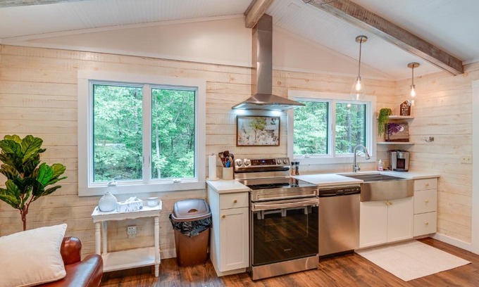 Linden House | Cozy Tennessee Retreat with Patio and Charcoal Grill!