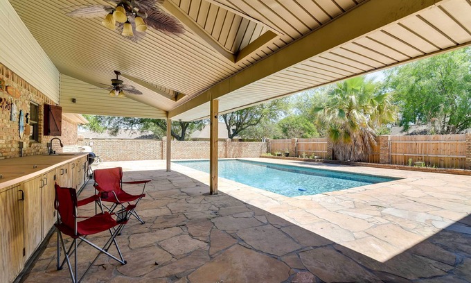 Texas City Apartment | Cozy Texas City Guest House - 5 Mi to Beach!