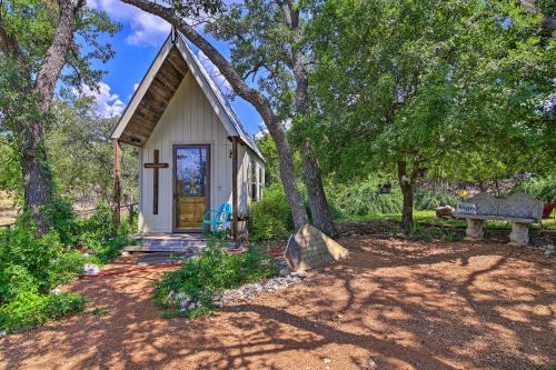 Mountain Home Apartment | Cozy Texas Retreat with Patio, Grill and Fire Pit!