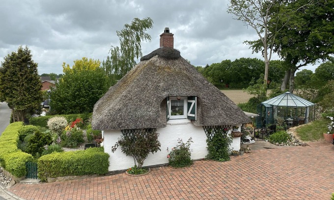 Dorpling House | Cozy thatched roof house for sole use. Pet friendly!