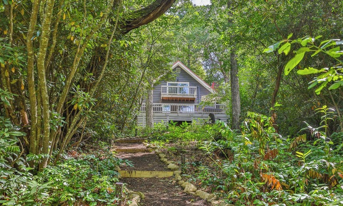 Mirror Lake Cottage | Cozy three bed home in Mirror Lake area just outside of a mile from downtown