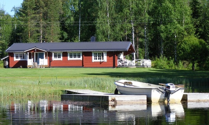 Mora House | Cozy timber lodge on a huge lake property