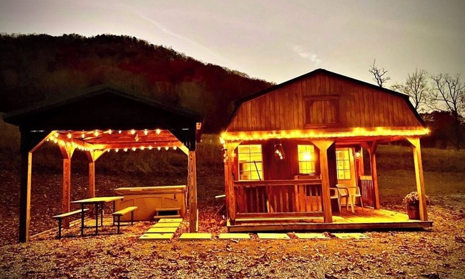 Seneca Rocks Cabin | Cozy Tiny Cabin with Hot Tub, 3 Minutes to Seneca Rocks Park Entrance