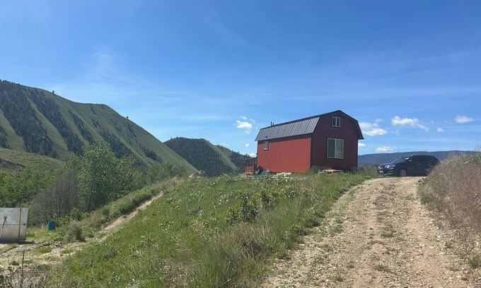 Lemhi County Cottage | Cozy Tiny Home. 30 mins from Lost Trails Ski Area and 30 mins from Salmon.