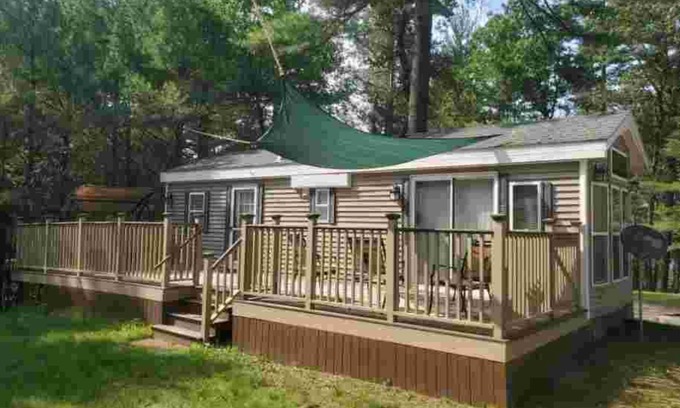 Friendship House | Cozy Tiny Home in Friendship on Castle Rock Lake, Sun Deck, Water, Pet Friendly