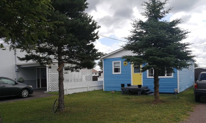 Bishop's Falls House | Cozy Tiny Home Living (*Hot Tub & Pet Friendly! *)