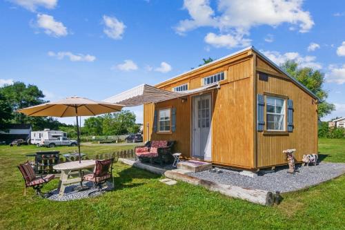 Mount Jackson House | Cozy Tiny Home Retreat on Shenandoah Valley Farm cabin