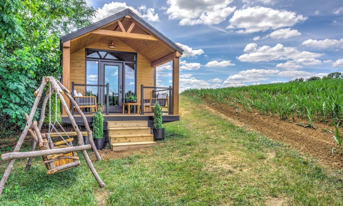 Kinzers Cottage | Cozy tiny home with 1 bedroom and WiFi, serene & peaceful glamping