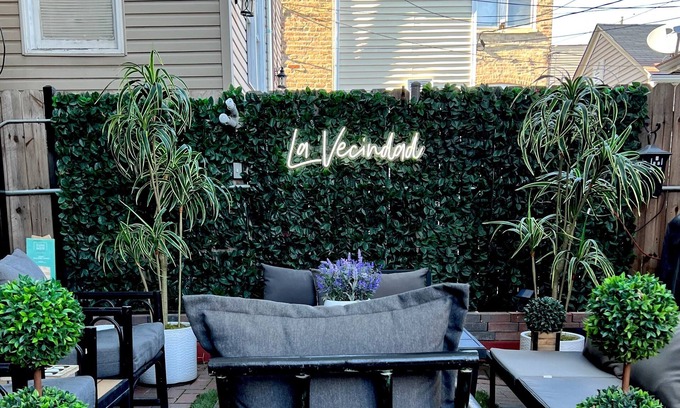 Heart of Chicago House | Cozy Tiny House - 1BR1BT - 15 Mins from Chicago Downtown