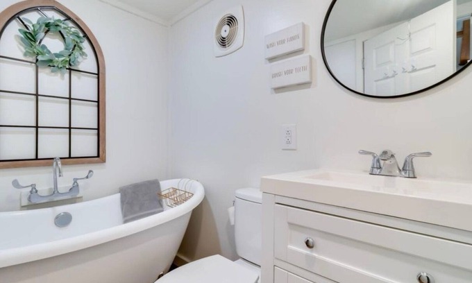 Iberia Parish Cottage | Cozy Tiny House Getaway on the Bayou