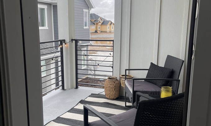 West Haven House | Cozy Townhome/3 Bed /3 Bath /2 Car Garage /BBQ Grill /Firepit/Balcony
