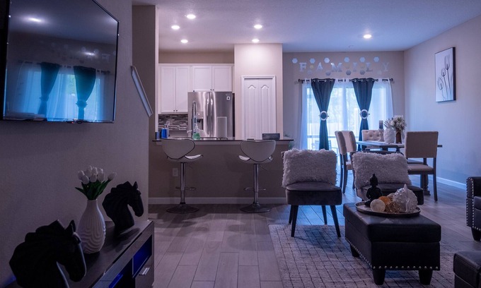 Northside Other | Cozy Townhome 5 mns to the airport. 3 bedrooms, 2 1/2 bathrooms for family of 6.