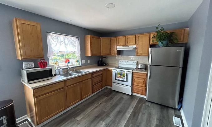 Bear House | Cozy Townhome in Bear, DE. Close to UD, Christiana Mall & Christiana hospital!