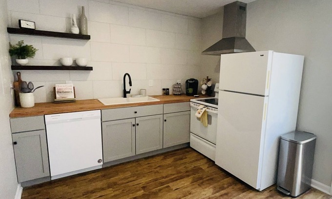 West Ashley House | Cozy townhome just 10 mins to downtown!