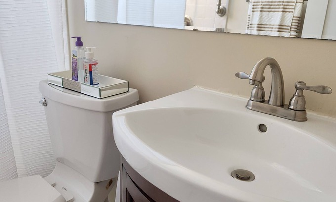 Del Ray House | Cozy townhome located 5 miles from Washington DC, close to historical Old nTowne