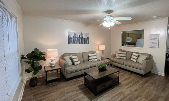Westgate House | COZY TOWNHOME MINUTES TO DINING & SHOPPING