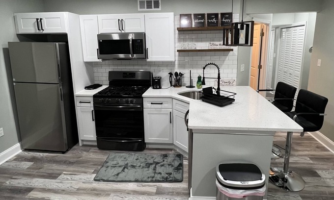 Laurel House | Cozy Townhome Near Restaurants, Movies, and Entertainment