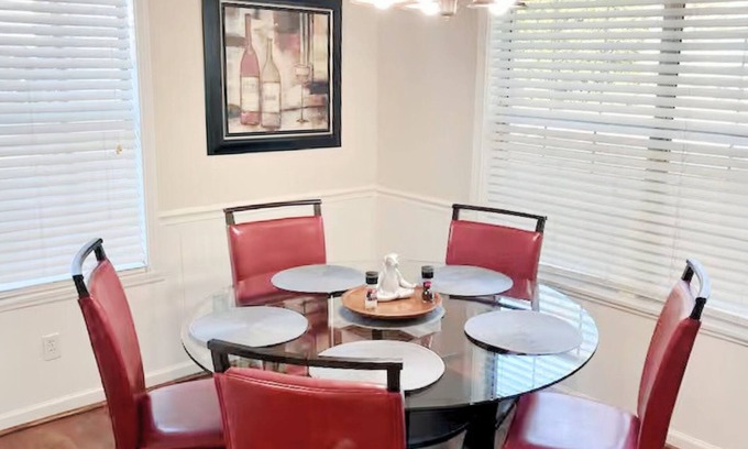 Forest Lake House | Cozy Townhome Tuscaloosa, 2-Bedroom, Walk to Campus Stadium & Downtown Strip