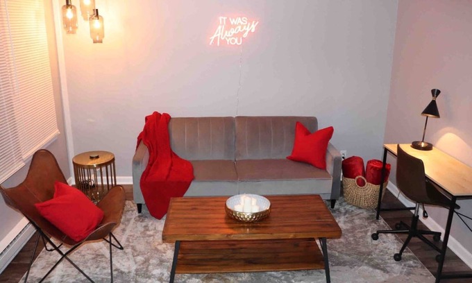 Yorkville House | Cozy Townhome w/King Beds Fast WIFI Hiking Kayak