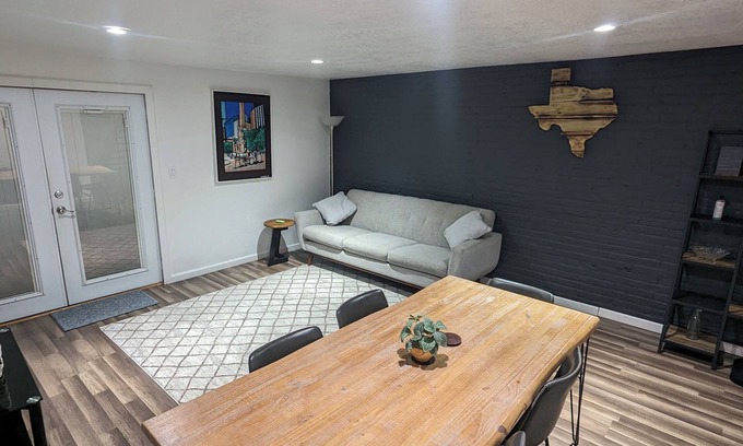 Mahncke Park House | Cozy townhome with 4 beds for 5 guests, full bath, kitchen, living room & patio!