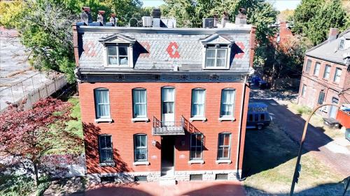 St. Louis House | Cozy townhouse, 1-mi from the heart of Soulard!