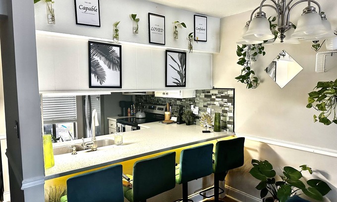 Mary Esther House | Cozy Townhouse! 10 mins to the beach/walking distance from shops & restaurants